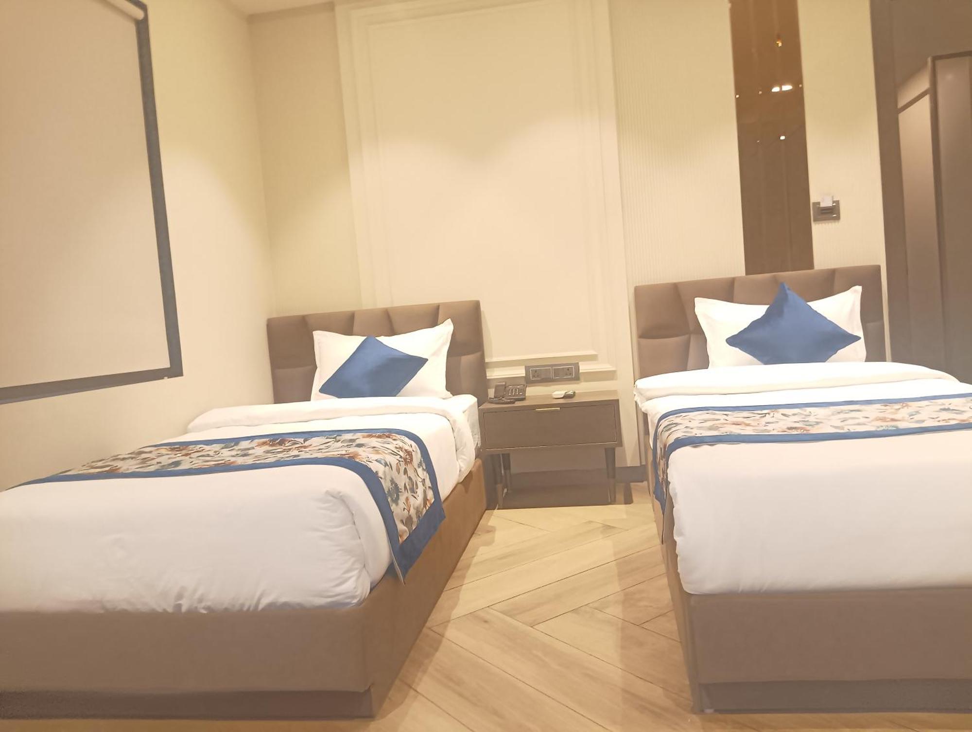 Hotel Cullinan By Qotel Janakpuri Delhi  Exterior photo