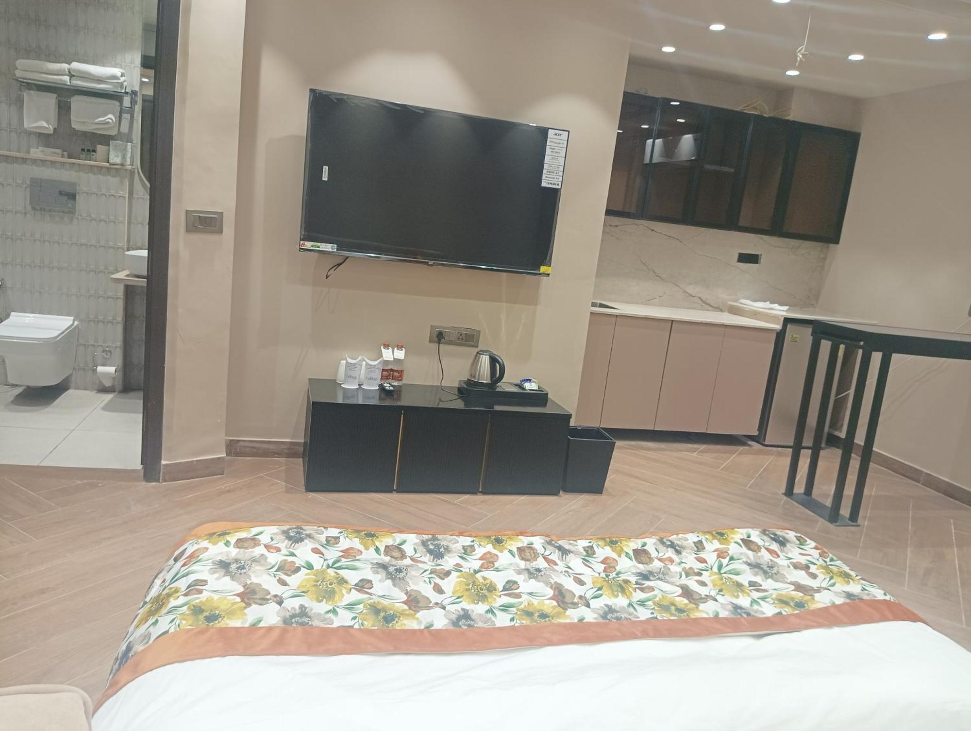 Hotel Cullinan By Qotel Janakpuri Delhi  Exterior photo