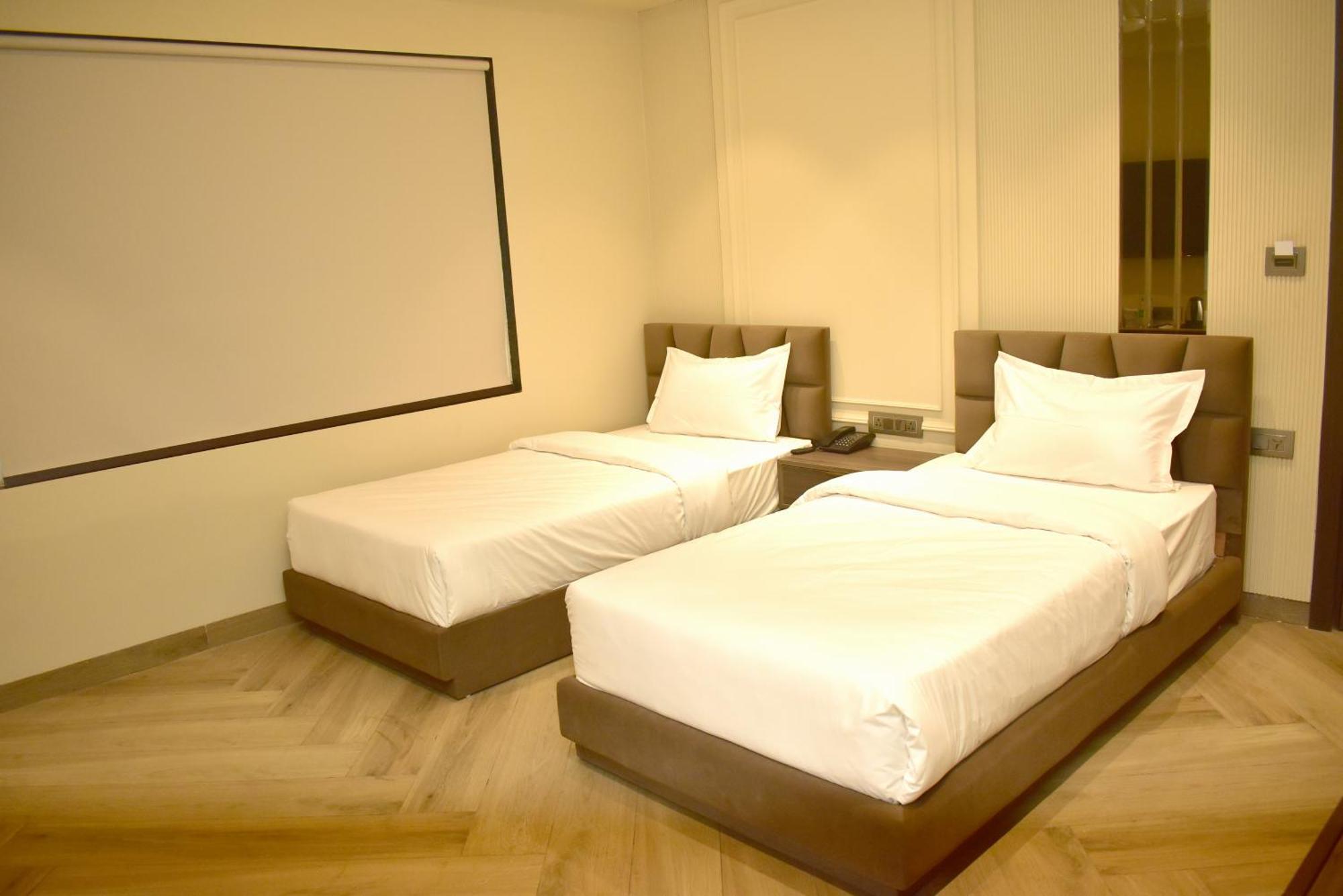 Hotel Cullinan By Qotel Janakpuri Delhi  Exterior photo