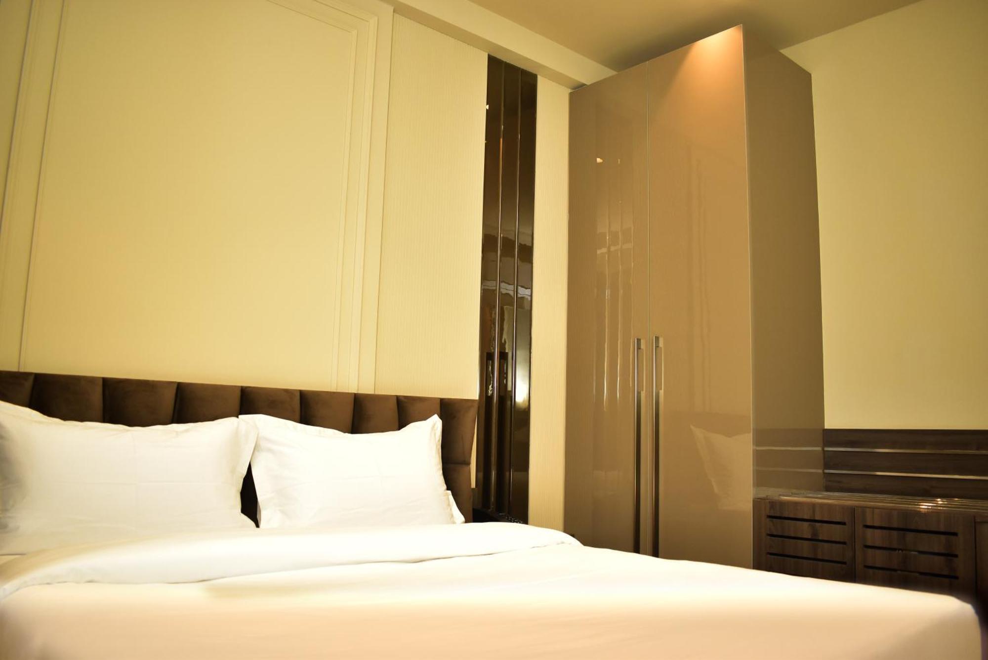 Hotel Cullinan By Qotel Janakpuri Delhi  Exterior photo