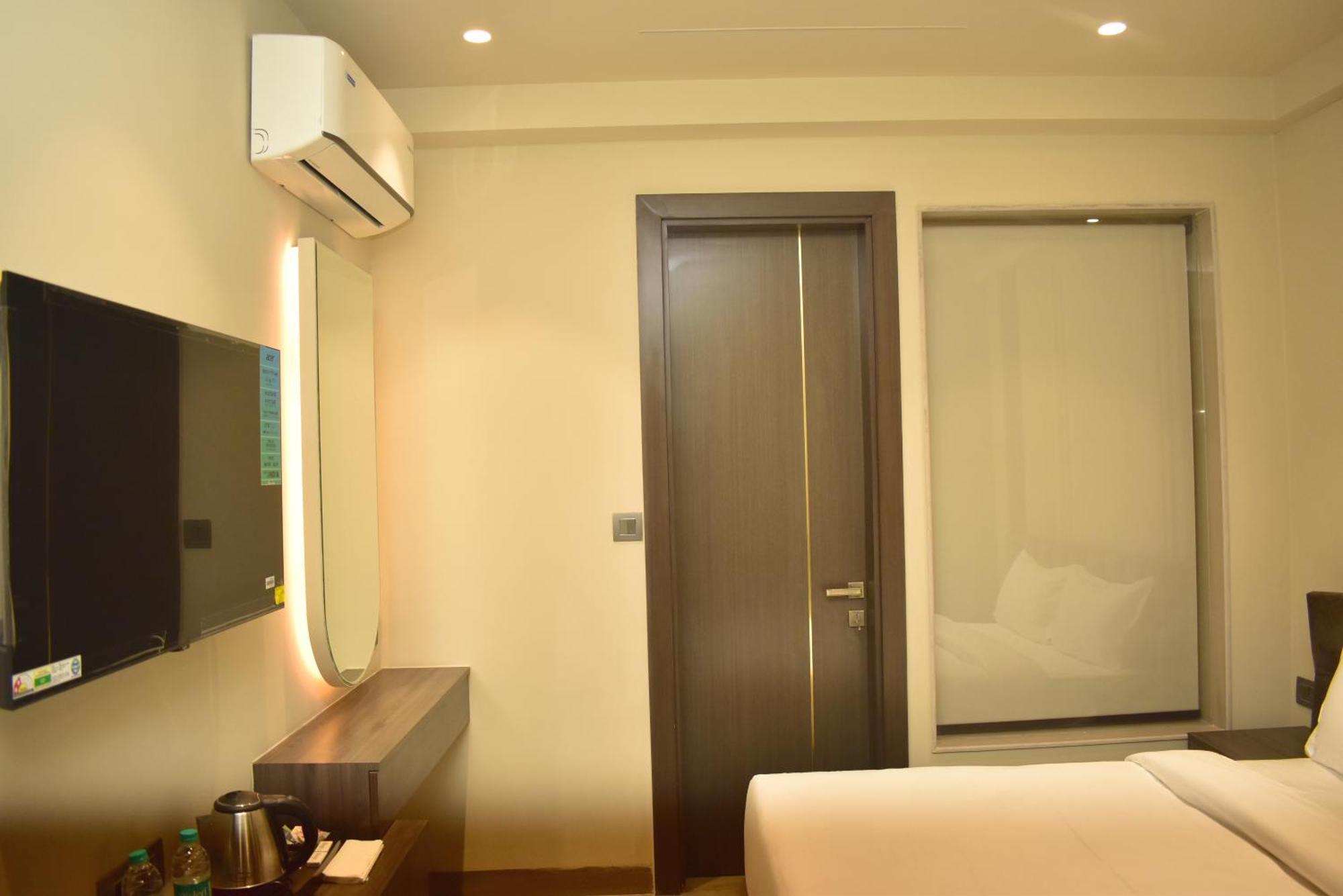 Hotel Cullinan By Qotel Janakpuri Delhi  Exterior photo